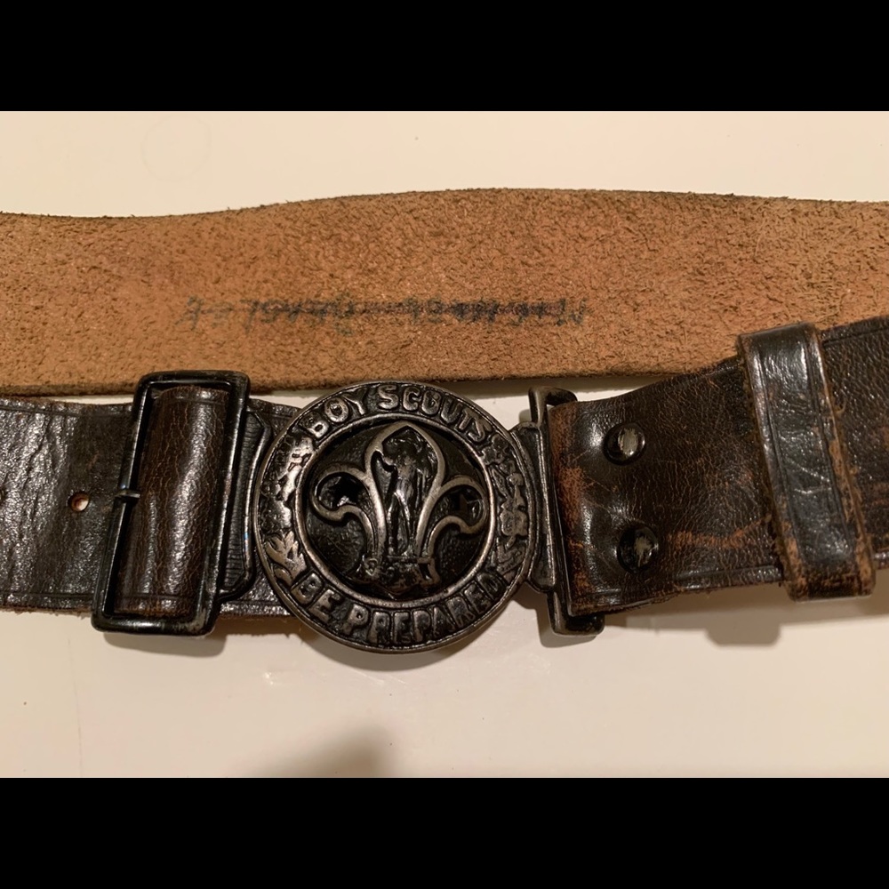 OFFICIAL BOY’S/ MEN’S BOY SCOUTS OF AMERICA LEATHER BELT.